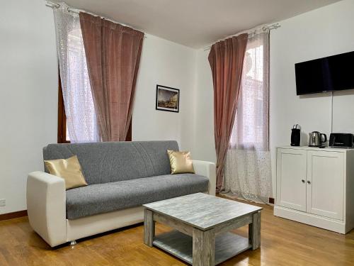 威尼斯La Dogaressa Guest House的带沙发和咖啡桌的客厅