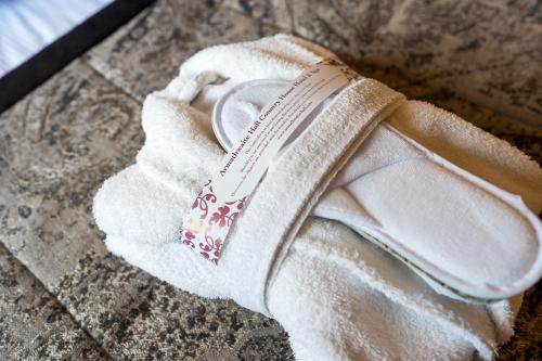 巴森斯韦特阿玛斯维特Spa酒店的坐在地面上的一双白色拖鞋