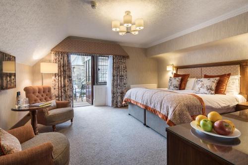 巴森斯韦特阿玛斯维特Spa酒店的酒店客房,配有一张床和一张桌子,还有一碗水果