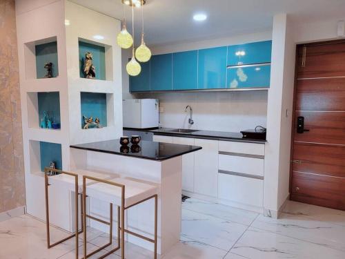 特里凡得琅Gangothri的厨房配有柜台和一些蓝色橱柜