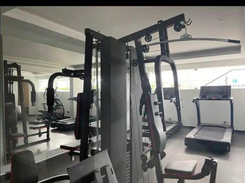 特里凡得琅Gangothri的一间健身房,里面配有几台跑步机