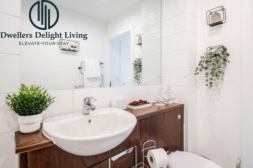 巴塞尔顿Basildon - Dwellers Delight Living Ltd Serviced Accommodation , 2 Bedroom Penthouse Basildon Essex with Free Wifi & secure parking的一间带水槽和卫生间的浴室