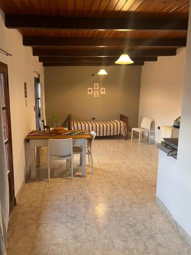 El CarmenEl Molino Hostal的客厅配有桌子和沙发