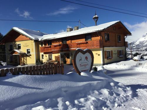 恩斯塔尔豪斯厄珀豪斯泰克思科旅馆的雪中标有标志的建筑物