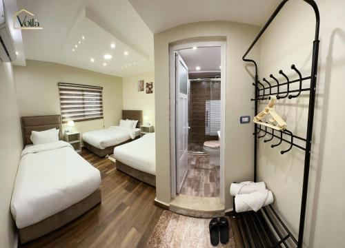 瓦迪穆萨Petra Voila的酒店客房带两张床和一间浴室