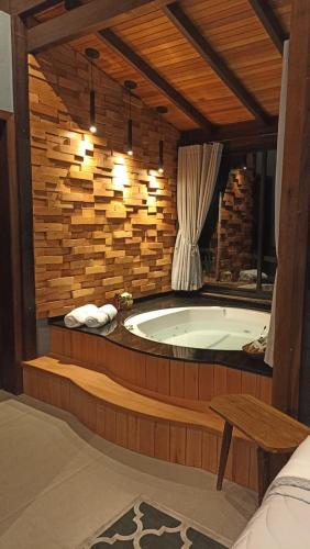 圣博尼法西乌Refugio Grummel Wald的木墙客房内的浴缸