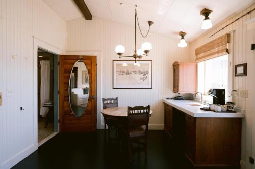 MarshallNick's Cove的带桌子的厨房和带水槽的厨房