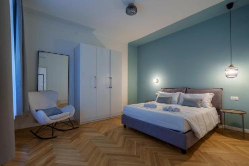 米兰[DUOMO-PORTA VENEZIA]LUXURY WIFI E NETFLIX的一间卧室配有一张床、一把椅子和镜子