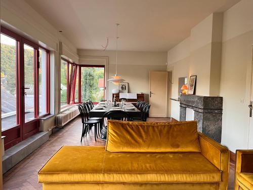 Hastière-par-delàVilla Michaux的客厅配有沙发和桌子
