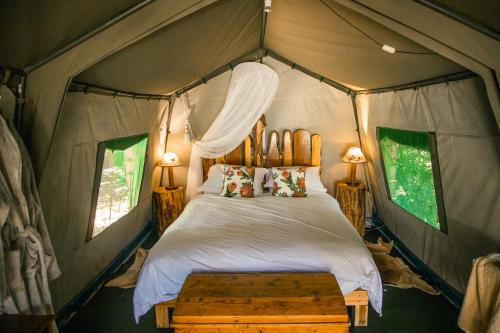 斯韦伦丹HighlandsView的帐篷内一间卧室,配有一张床