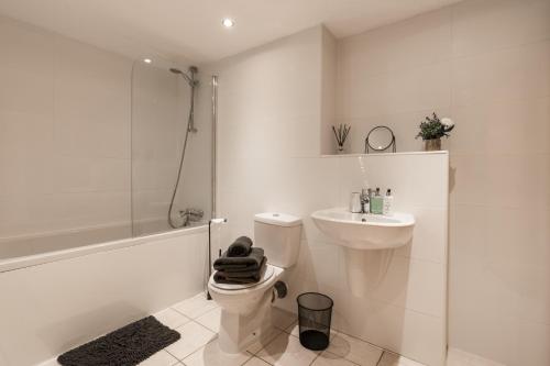 格拉斯哥West End Escape - 5 Star Luxury - Prime Location的白色的浴室设有卫生间和水槽。