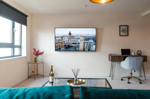 格拉斯哥West End Escape - 5 Star Luxury - Prime Location的带沙发和玻璃桌的客厅