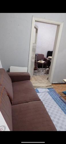 伊斯坦布尔Kadir的客厅配有沙发和桌子