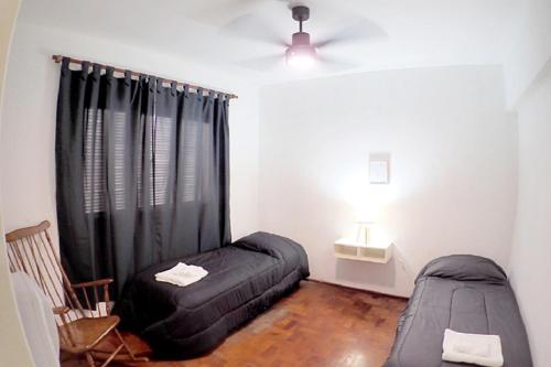BarraqueroDepartamento Bouquet的一间卧室设有一张黑色的床和一个窗户。
