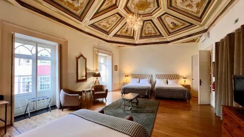 波尔图罗伊奥斯莎杜住宿加早餐旅馆的酒店客房设有两张床和格子天花板