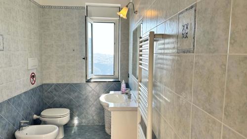 PianilloDimora Alma camere panoramiche的一间带卫生间、水槽和窗户的浴室