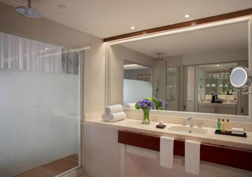 格兰德凯斯Secrets St. Martin Resort & Spa的一间带水槽和镜子的浴室