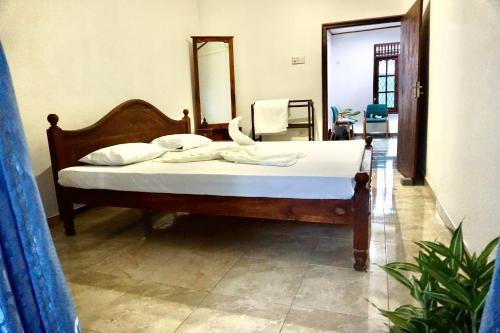 南塔拉拉Talalla Village Beach Resort的一间卧室配有一张床和镜子
