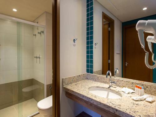 奥林匹亚Apartamento no Solar das Águas Park Resort的一间带水槽、淋浴和卫生间的浴室
