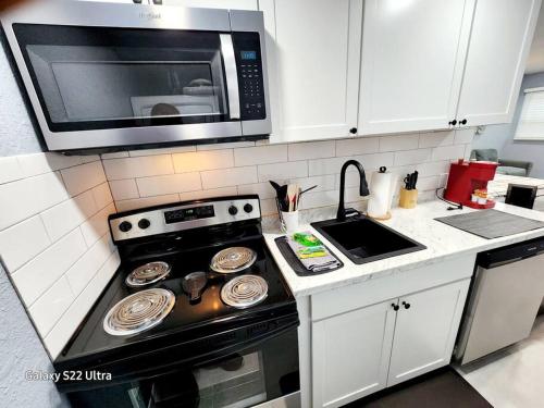 莱克兰Studio 3!的厨房配有炉灶和微波炉。