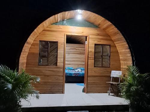 圣玛尔塔tayrona breeze的小木屋设有门和床