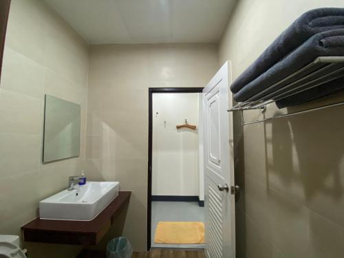 甲米镇第九楼旅舍的一间带水槽和淋浴的浴室