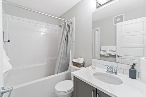 埃德蒙顿Upscale Urban Oasis- Stylish Townhome Getaway-Comfort for Family, Work and Longer Visits的白色的浴室设有水槽和卫生间。