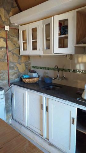 萨帕拉Filippo的厨房配有白色橱柜和水槽