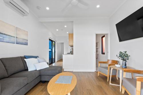 林肯港Port Lincoln Beachfront Apartments的客厅配有沙发和桌子