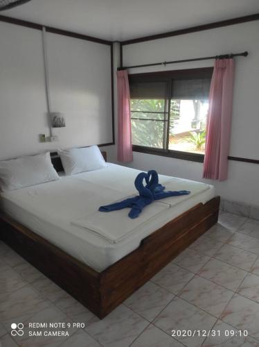 Ko Sukon苏孔安达曼海滩度假村的一间卧室配有带带肋条的床