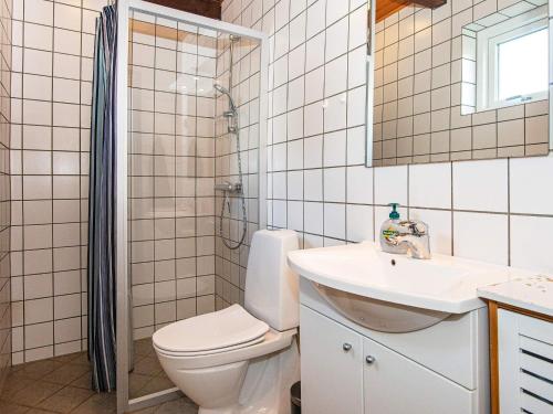 罗莫柯克比Holiday home Rømø CXXV的浴室配有卫生间、盥洗盆和淋浴。