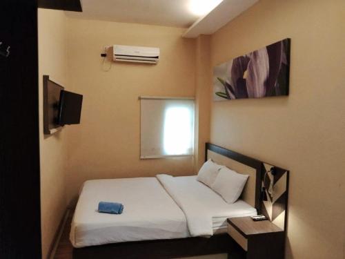 帕朗卡拉亚City Inn Antang的酒店客房设有床和窗户。