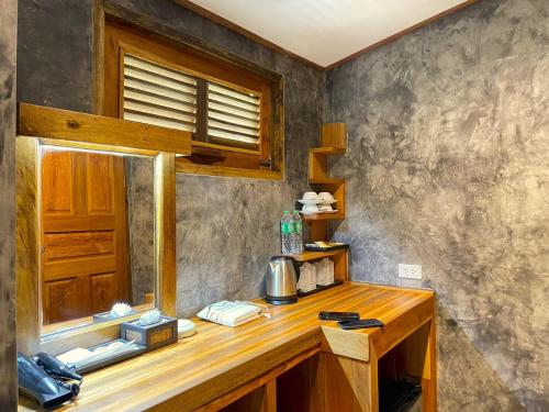 皮皮岛披披岛小木屋度假酒店的厨房配有木制台面和窗户