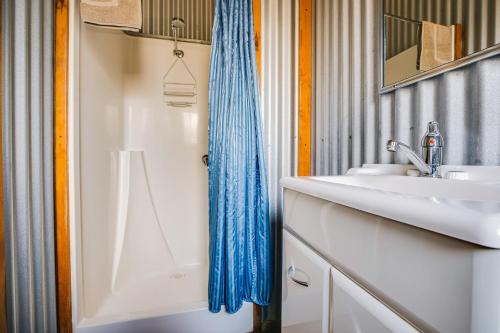 NynganNyngan Riverside Tourist Park的一间带水槽和淋浴的浴室