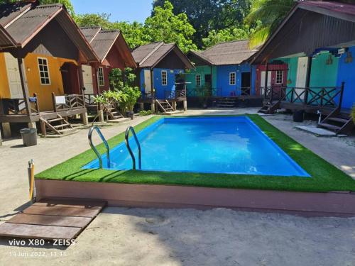 停泊岛Bee Chalet Perhentian Island的房屋前方的草地游泳池