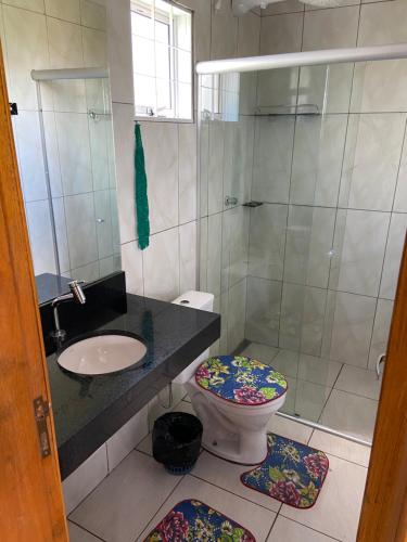 巴西利亚Sunshine Chalé Brasília-DF的浴室配有卫生间、盥洗盆和淋浴。