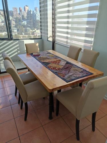 维纳德马Solvallerios Apartments的一张餐桌和椅子,享有城市美景