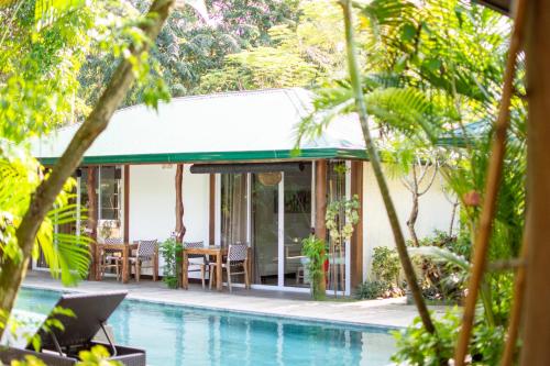 爱妮岛卡德捞度假酒店及餐厅的一座带游泳池和房子的别墅