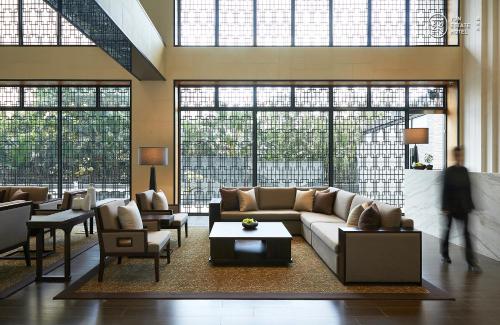 淡水蘊泉庄 Yun Estate Hotel的带沙发、椅子和窗户的客厅