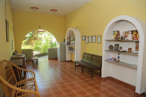 本托塔拉努纳阿育吠陀度假酒店的一间带长凳和拱门的客厅