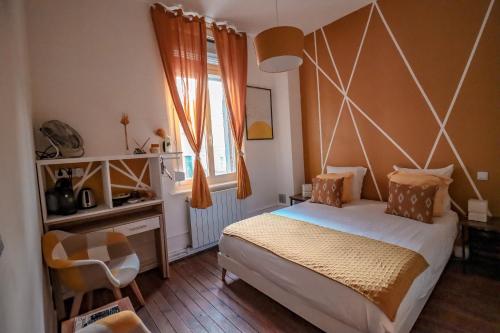 亚眠Ginkgo Maison d'hôtes的一间卧室设有一张大床和一个窗户。