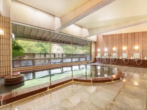 高松辛卡巴卡瓦观光酒店的一座大楼中央的游泳池