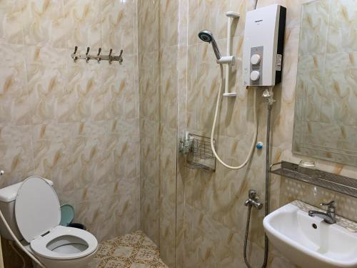 Phumĭ Chŏng KaôhHeangKanha GuestHouse的带淋浴、卫生间和盥洗盆的浴室