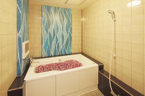 小樽HOTEL ATLANTIS Otaru(Adult Only)的带浴缸和淋浴的浴室