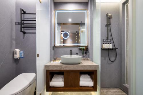 杭州时光漫步S酒店（杭州西湖店）的一间带水槽和镜子的浴室