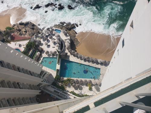 阿卡普尔科Hotel Torres Gemelas vista al mar a pie de playa的享有度假胜地和海洋的空中景致
