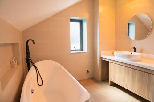 下龙湾Haradise Suite Villa & Homestay Ha Long的带浴缸和盥洗盆的浴室