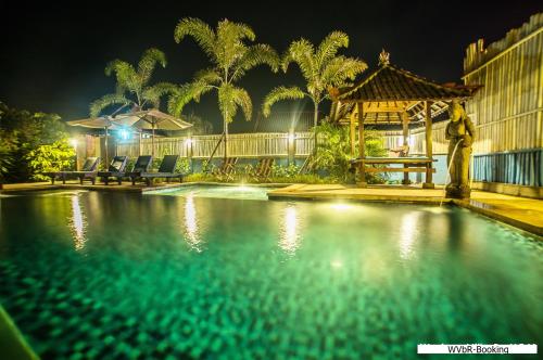 蓝梦岛Warisan Villa By Reccoma的游泳池(带凉亭)
