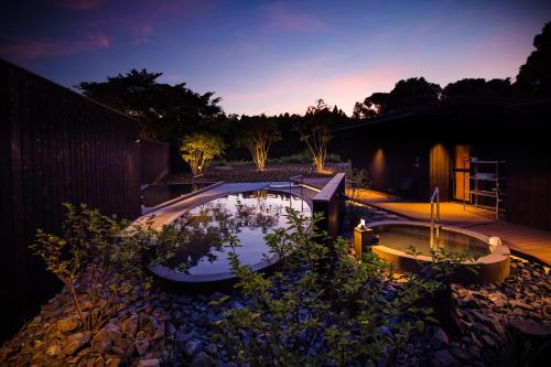 IsumiISUMI Glamping Resort ＆Spa SOLAS的夜间在院子里的游泳池