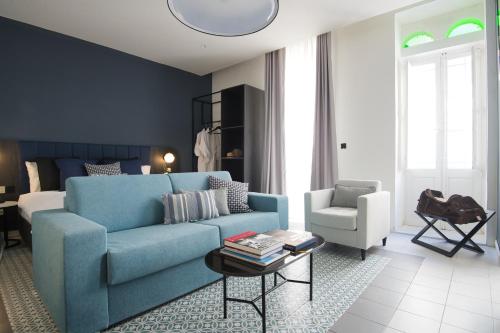 瓦莱塔Palazzo Ignazio的客厅配有蓝色的沙发和椅子